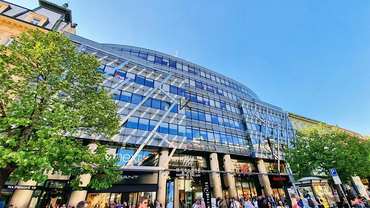 Pronájem kanceláře 674 m²